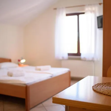 Steps From The Beach Sunny 2 Person Apartment Jurkin Number Five アパート イェゼラ
